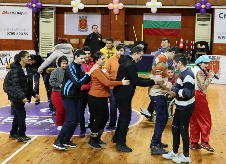 Деца и младежи от социални центрове се забавляваха в спортен празник