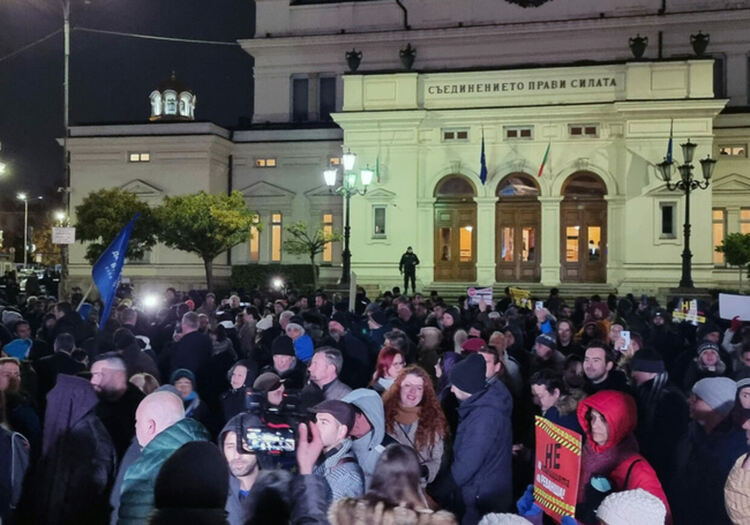Протест пред Народното събрание срещу хартиената бюлетина