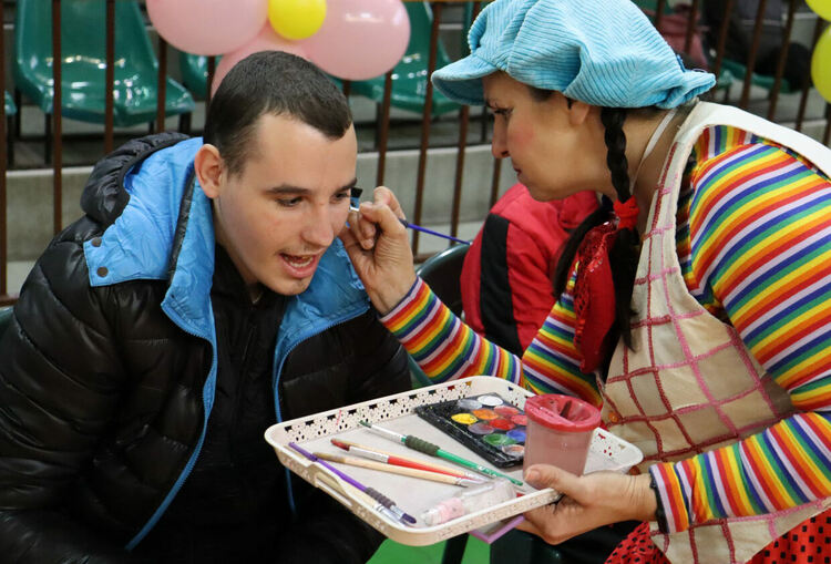 Деца и младежи от социални центрове се забавляваха в спортен празник