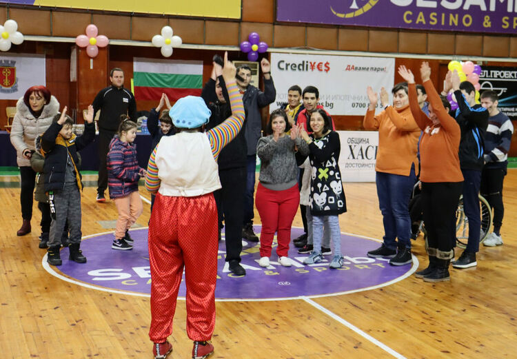 Деца и младежи от социални центрове се забавляваха в спортен празник