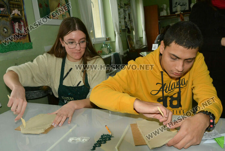 Таланти от „Колорит“ и деца с увреждания твориха с глина