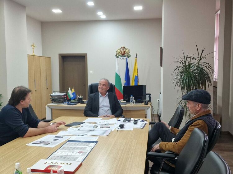 Холивудска звезда и шампион по бокс на посещение в община Асеновград 