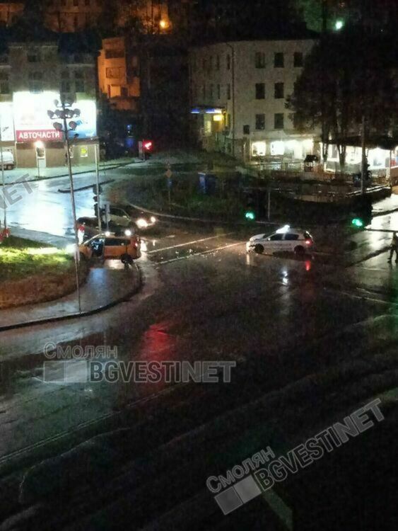 Полицейската патрулка, която снощи се удари в такси, е минала на червено, но с включени сирени