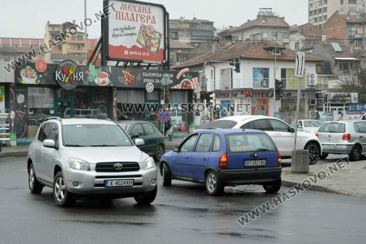Търновски Опел пердаши в насрещното край пазара в Хасково