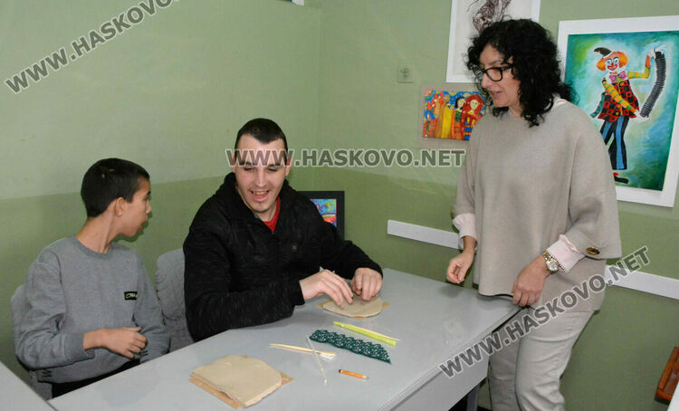 Таланти от „Колорит“ и деца с увреждания твориха с глина