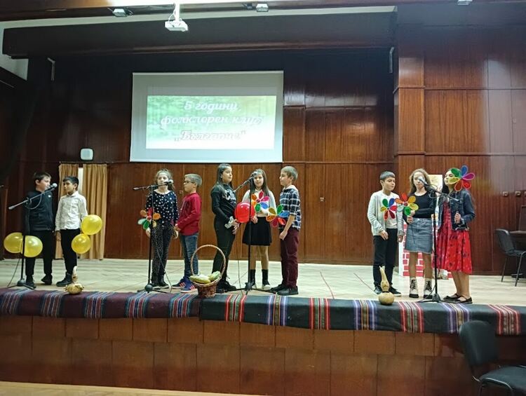 Танцов състав "Българче" отпразнува пети рожден ден