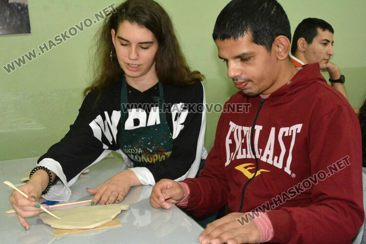 Таланти от „Колорит“ и деца с увреждания твориха с глина