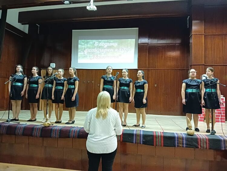 Танцов състав "Българче" отпразнува пети рожден ден