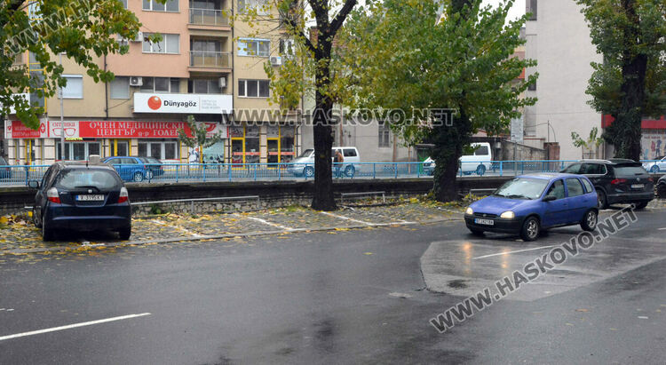 Търновски Опел пердаши в насрещното край пазара в Хасково