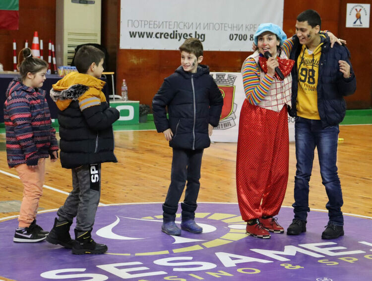 Деца и младежи от социални центрове се забавляваха в спортен празник