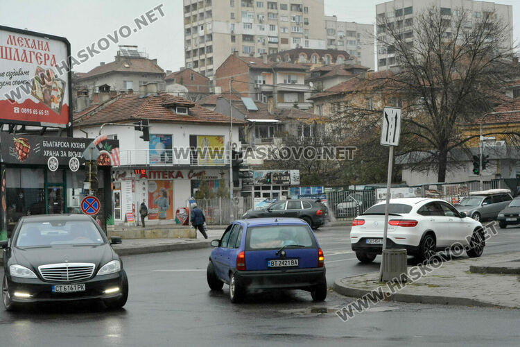 Търновски Опел пердаши в насрещното край пазара в Хасково