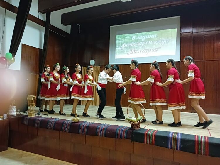 Танцов състав "Българче" отпразнува пети рожден ден