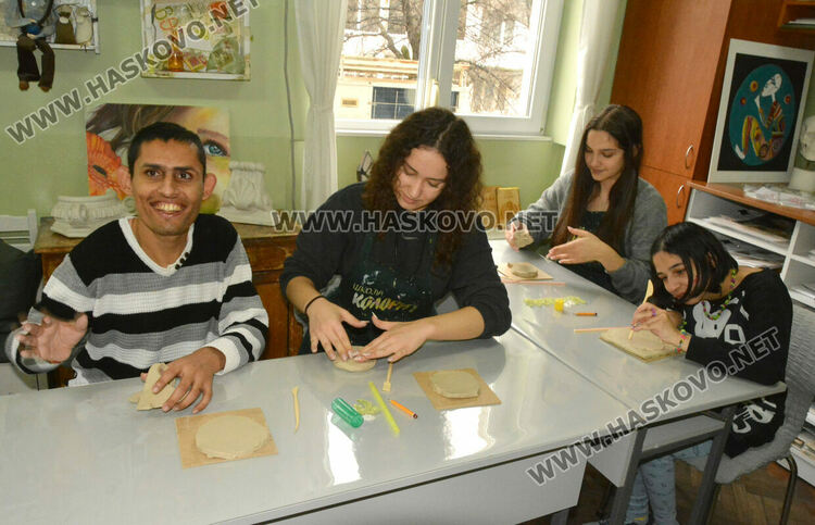 Таланти от „Колорит“ и деца с увреждания твориха с глина