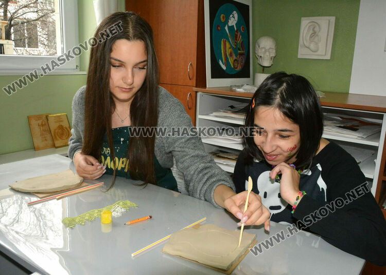 Таланти от „Колорит“ и деца с увреждания твориха с глина