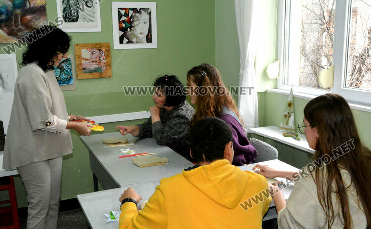 Таланти от „Колорит“ и деца с увреждания твориха с глина