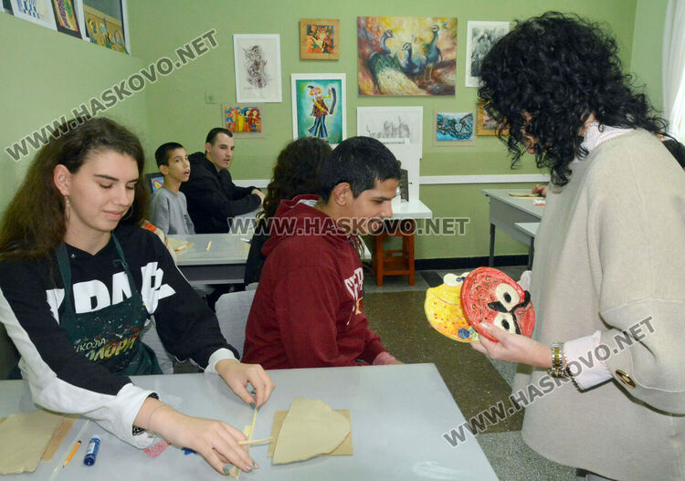 Таланти от „Колорит“ и деца с увреждания твориха с глина