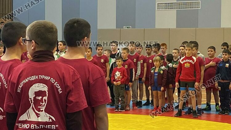 Над 100 надежди на борбата участват в турнира за деца “Еньо Вълчев” в Димитровград