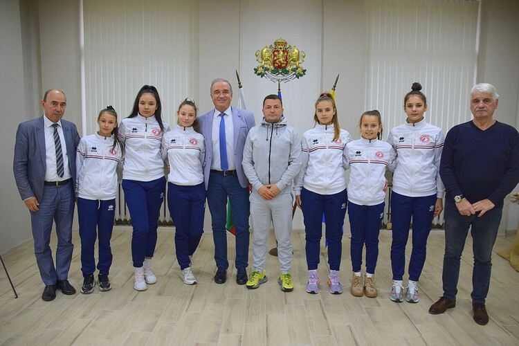 ВК "Тополово" подари спечелена награда на ръководството на община Асеновград 