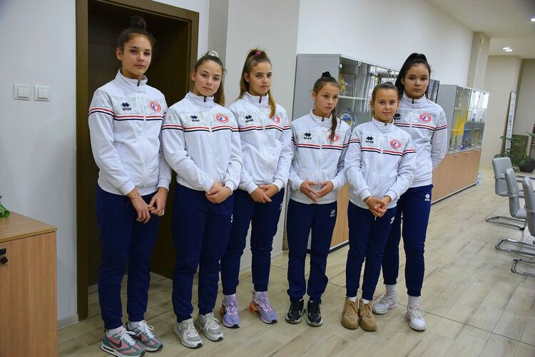 ВК "Тополово" подари спечелена награда на ръководството на община Асеновград 