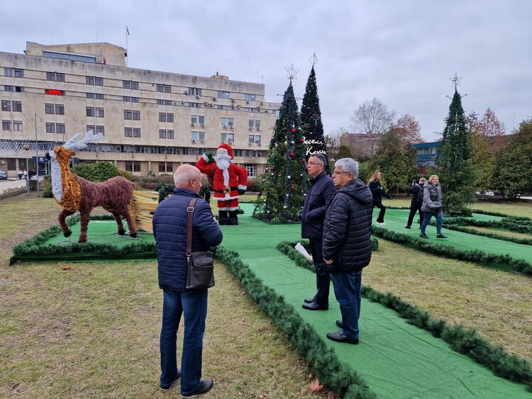 Светлините на Коледните елхи  ще грейнат на 6 декември