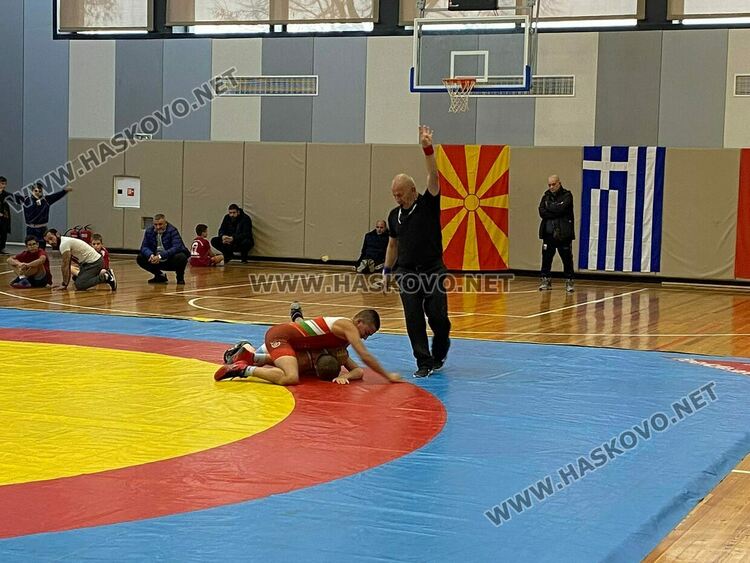 Над 100 надежди на борбата участват в турнира за деца “Еньо Вълчев” в Димитровград