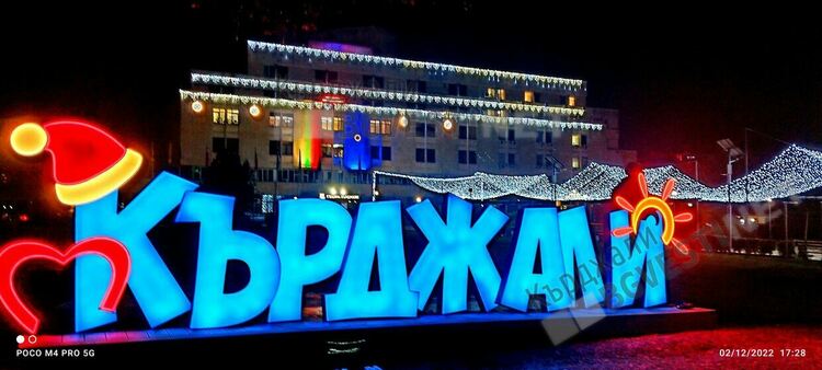 Светлините на Коледните елхи  ще грейнат на 6 декември