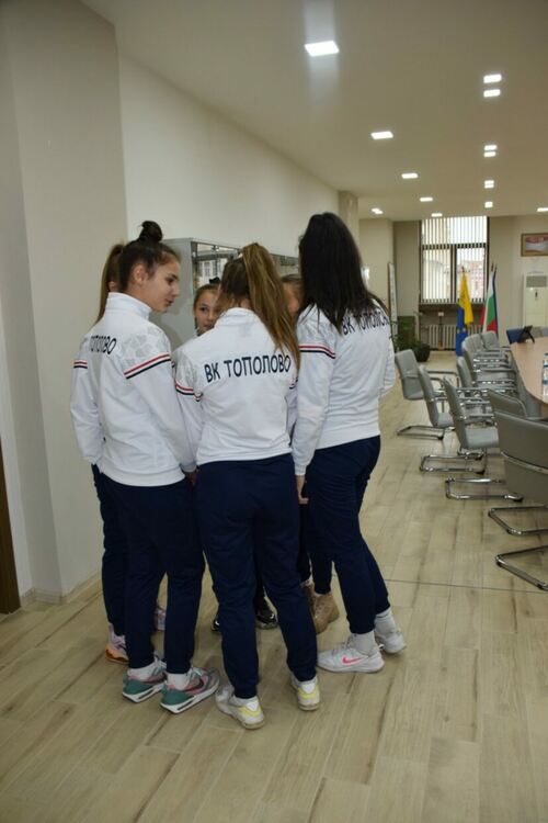 ВК "Тополово" подари спечелена награда на ръководството на община Асеновград 