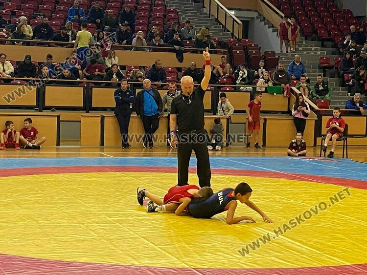 Над 100 надежди на борбата участват в турнира за деца “Еньо Вълчев” в Димитровград