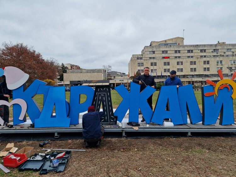 Светлините на Коледните елхи  ще грейнат на 6 декември