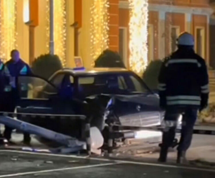 Мерцедес изкърти светофара до театъра след пируети