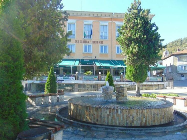 Коледната елха в Девин грейва на Никулден