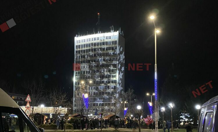 Грейнаха светлините на най-голямото живо Коледно дърво в Европа, което се намира в Димитровград