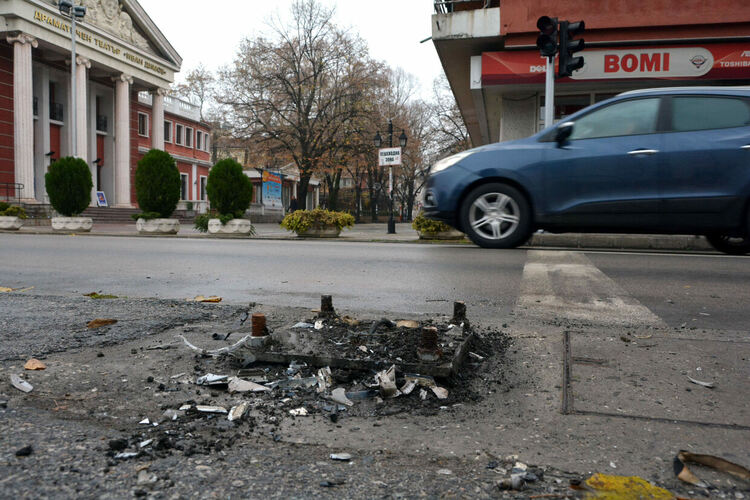 Мерцедес изкърти светофара до театъра след пируети