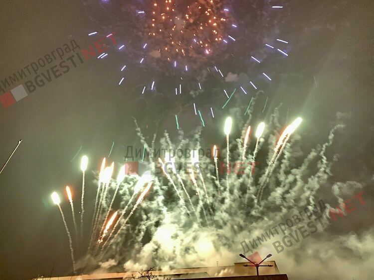 Грейнаха светлините на най-голямото живо Коледно дърво в Европа, което се намира в Димитровград