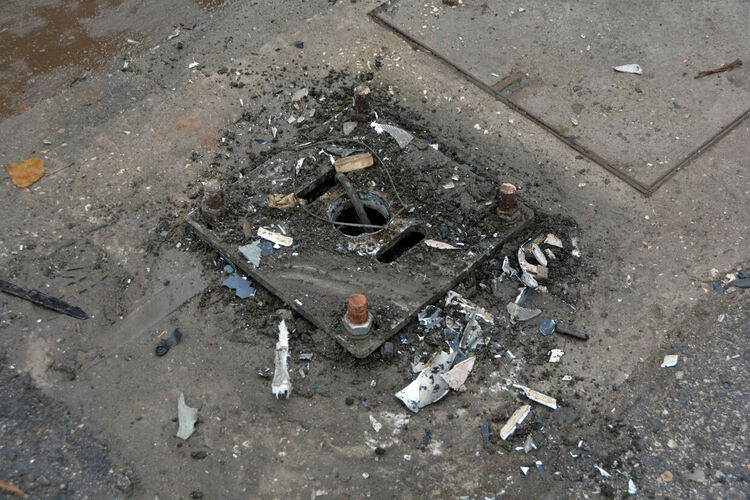 Мерцедес изкърти светофара до театъра след пируети