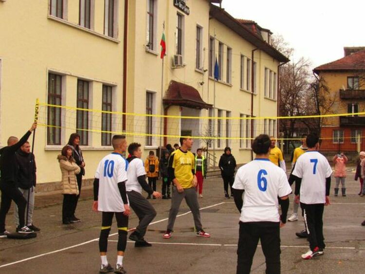 Паметна плоча за вековния юбилей на волейбола в Перник е поставена на фасадата на училище МИЛЕН МИЛАНОВ