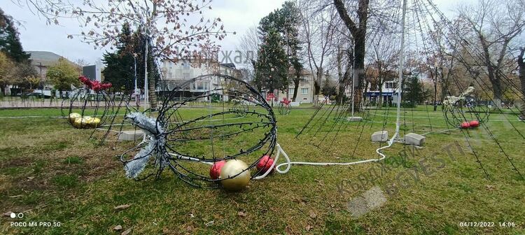 Посегнаха на радостта на децата, вандали увредиха коледната украса в Момчилград