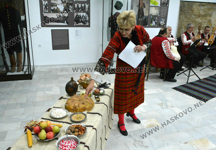 Деца учат коледни традиции и обичаи в музея