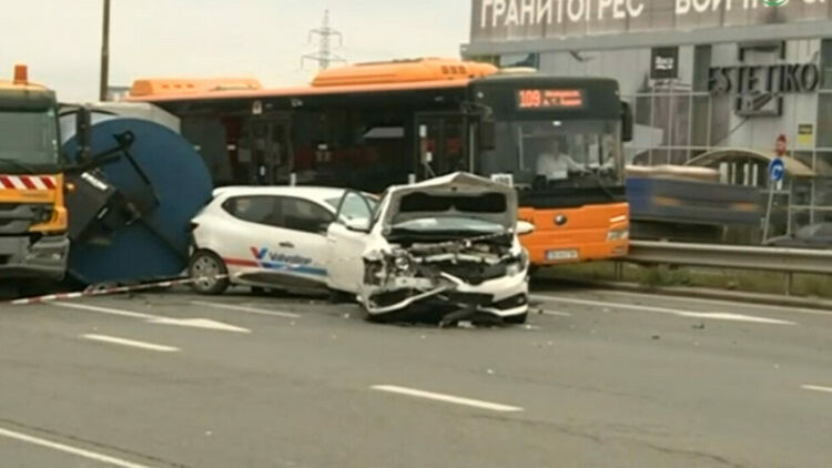 Верижна катастрофа с 10 коли и два тира на Околовръстното в София