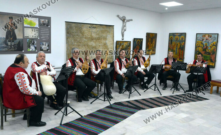 Деца учат коледни традиции и обичаи в музея