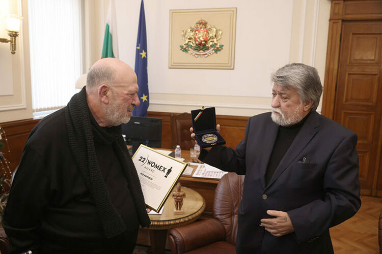 Вежди Рашидов връчи почетен плакет на Иво Папазов-Ибряма