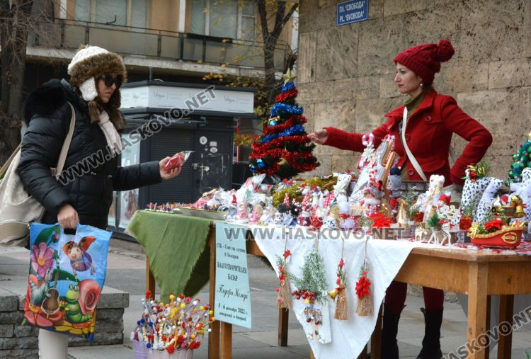 Благотворителен базар в Хасково събира средства за Съюза на глухите
