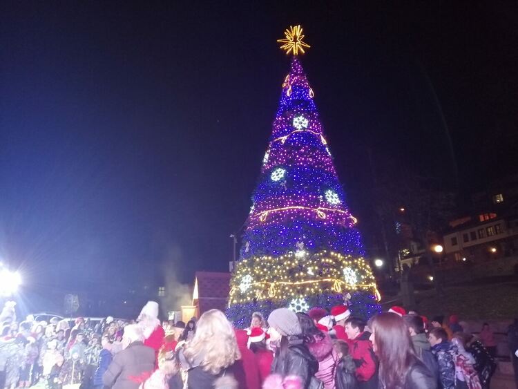 В Смолян грейнаха светлините на коледната елха