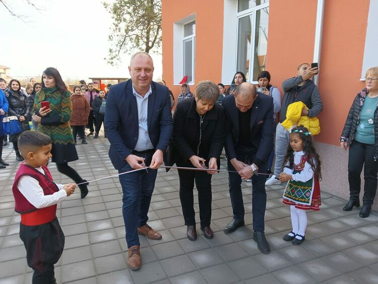 Осветиха ремонтираната сграда на детската градина във Виница