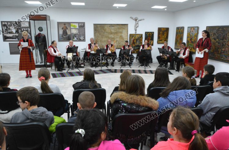 Деца учат коледни традиции и обичаи в музея