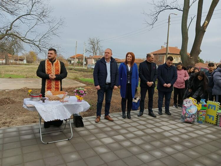 Осветиха ремонтираната сграда на детската градина във Виница