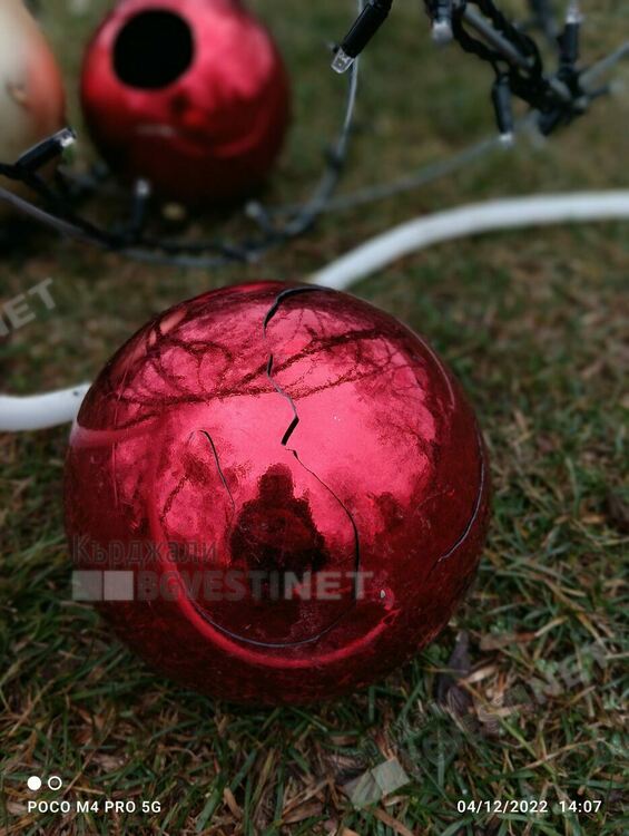 Посегнаха на радостта на децата, вандали увредиха коледната украса в Момчилград