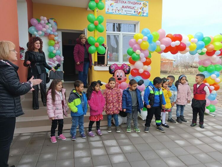 Осветиха ремонтираната сграда на детската градина във Виница