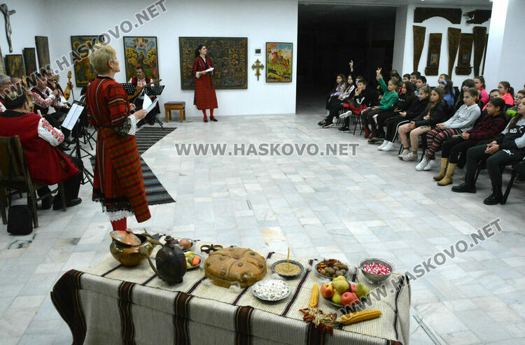 Деца учат коледни традиции и обичаи в музея