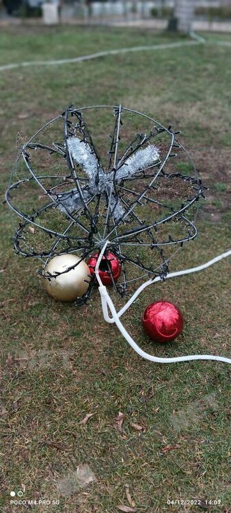 Посегнаха на радостта на децата, вандали увредиха коледната украса в Момчилград